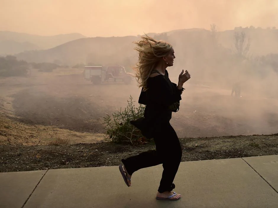 Una mujer huye de su casa en Calabasas (California) , desalojada por los bomberos