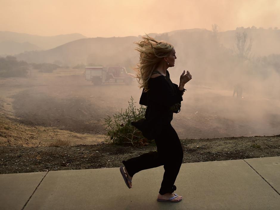 Una mujer huye de su casa en Calabasas (California) , desalojada por los bomberos