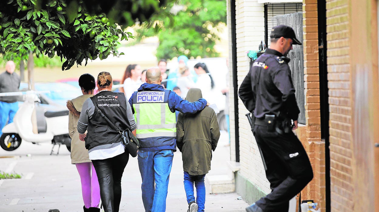 El hijo de una víctima de violencia de género, asesinada en Sevilla, es atendido por la Policía