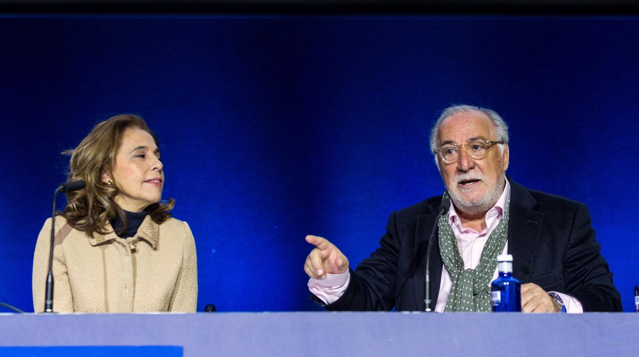 Mar Cogollos, directora de Aesleme, y Pere Navarro, director general de Tráfico, ayer en la presentación de la campaña «Nada vale más que una vida»