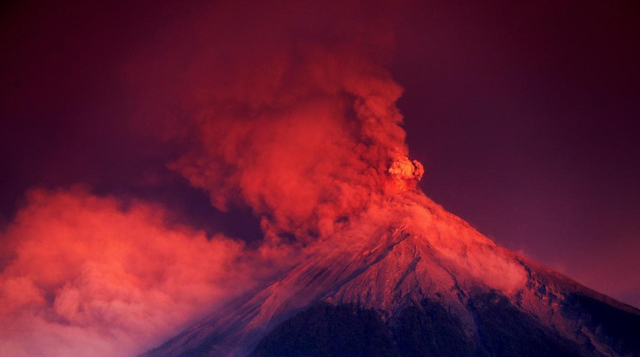 El volcán de Fuego al amanecer de hoy, lunes 19 de noviembre de 2018, desde El Rodeo, Escuintla (Guatemala)