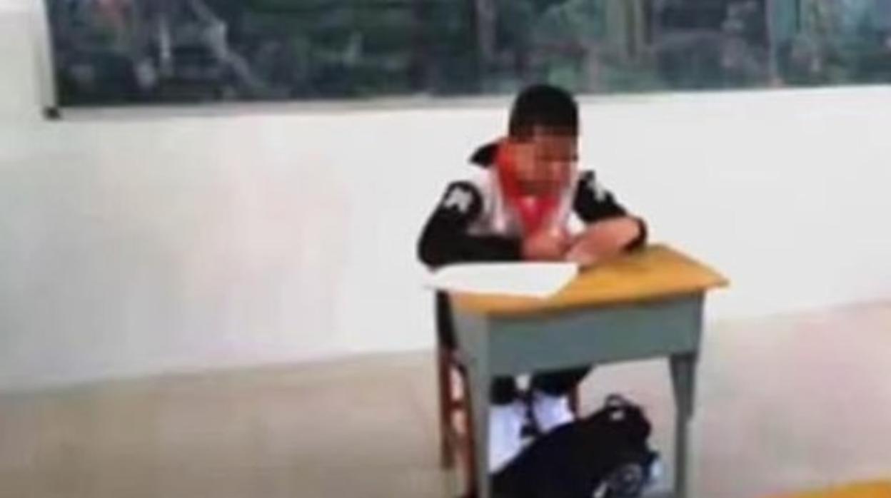 El alumno fue obligado a sentarse solo