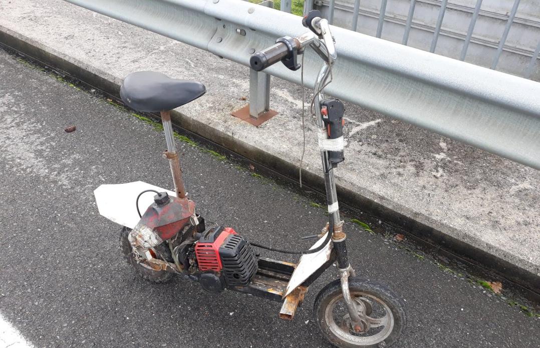 El «vehículo» autoconstruido con piezas de una desbrozadora, una minimoto y una bicicleta