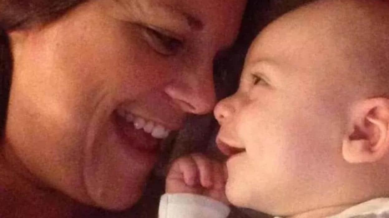 «Pensábamos que estaba feliz»: el bebé que siempre sonreía en realidad tenía un raro tumor cerebral