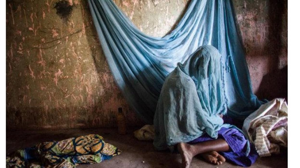 Mujer nigeriana vela el cuerpo muerto de su hija. Nigeria, el país más poblado de África, tiene la cuarta parte de todos los casos mundiales de malaria