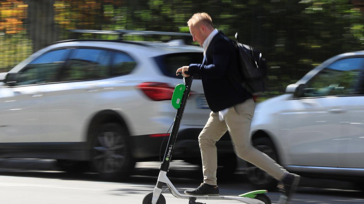 Un ciudadano va en patinete eléctrico por el centro de Madrid