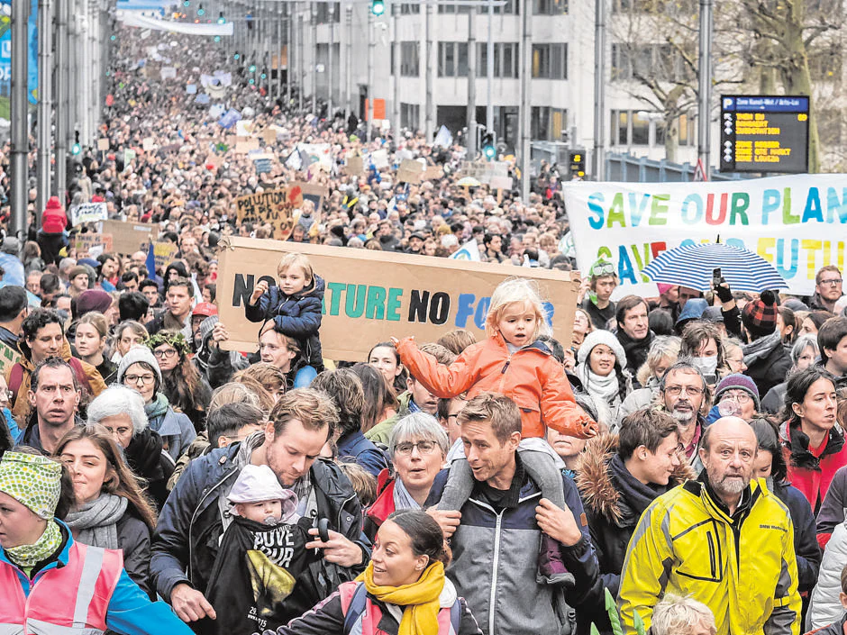 Miles de manifestantes participan en una manifestación sobre el cambio climático en Bruselas