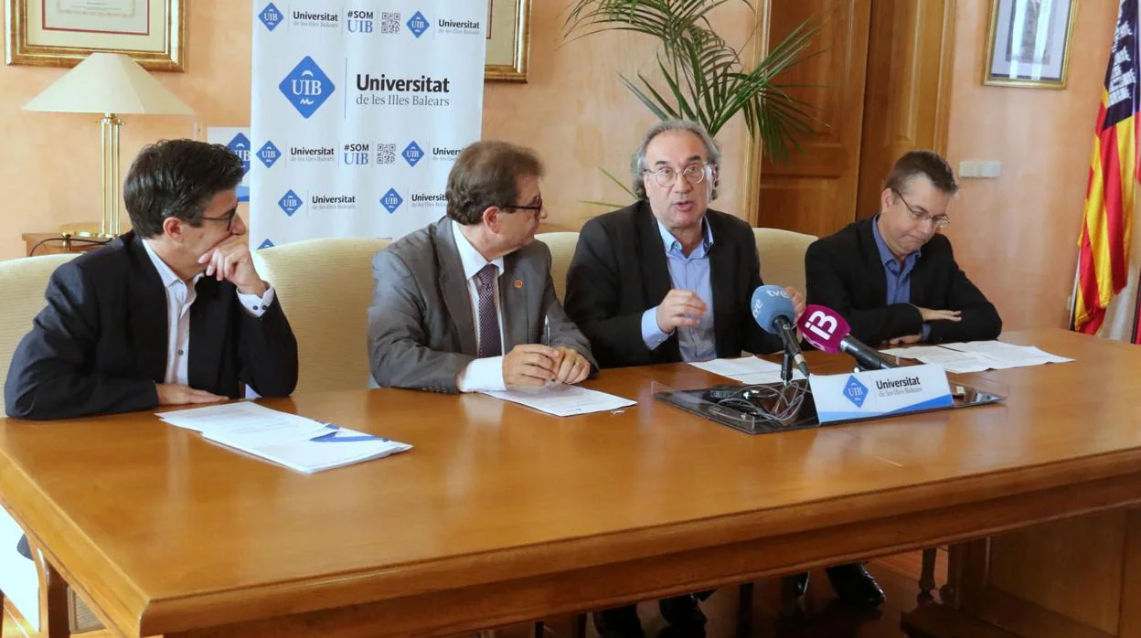 El rector de la UIB, Llorenç Huguet, y el consejero de Educación, Martí March, presentaron el proyecto