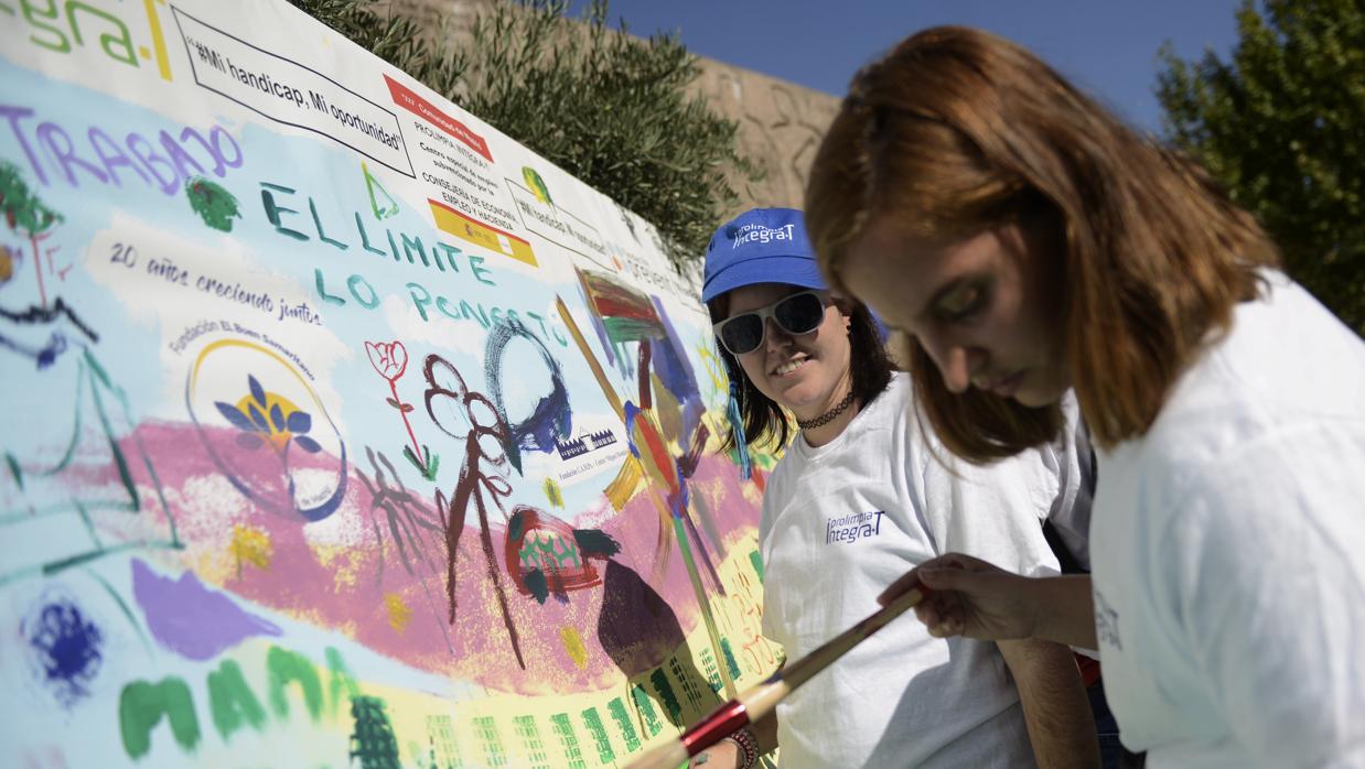 Direfentes asociaciones que trabajan con gente con discapacidad se unen en la plaza de Colón para pintar un mural