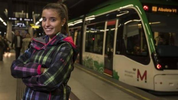 Una joven salva la vida a un niño que se asfixiaba en el metro de Granada con una maniobra aprendida en clase