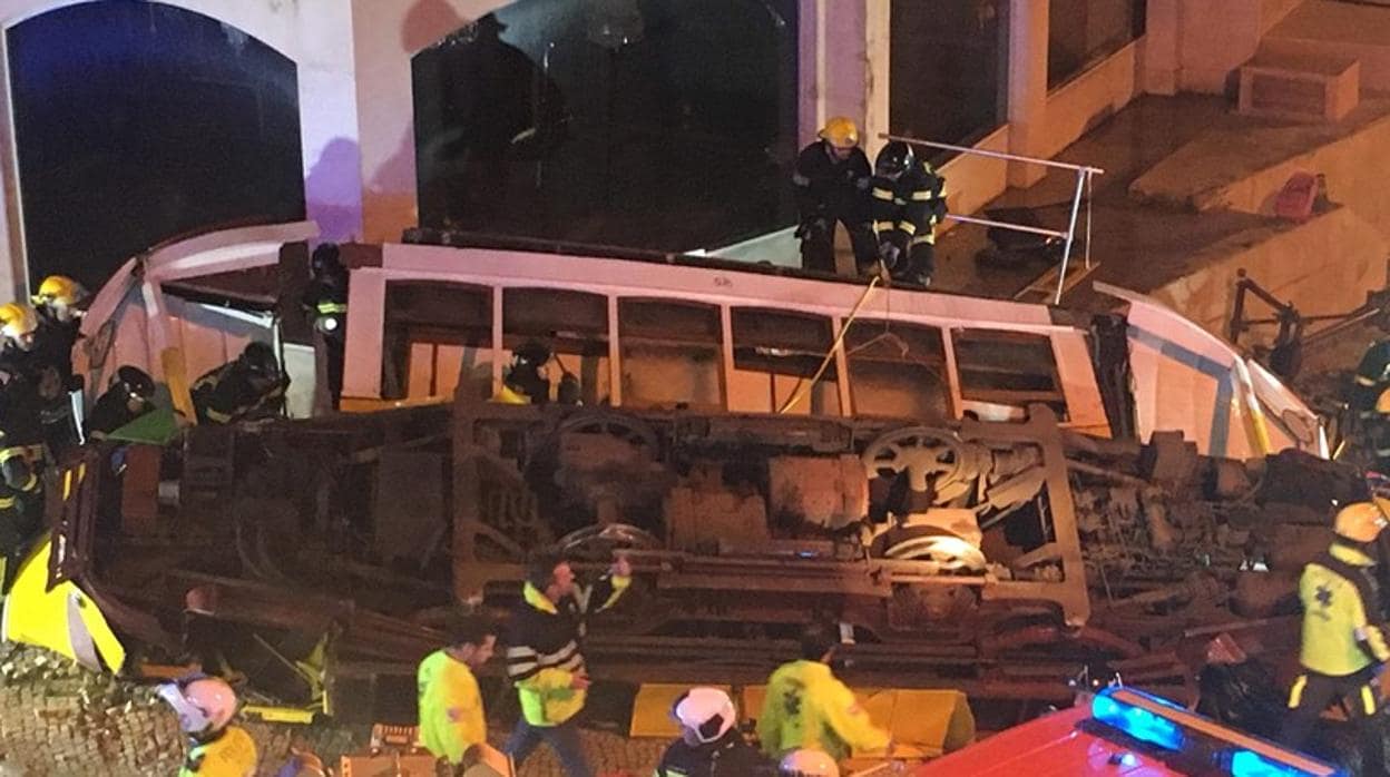 Al menos 28 heridos leves tras descarrilar un tranvía en Lisboa