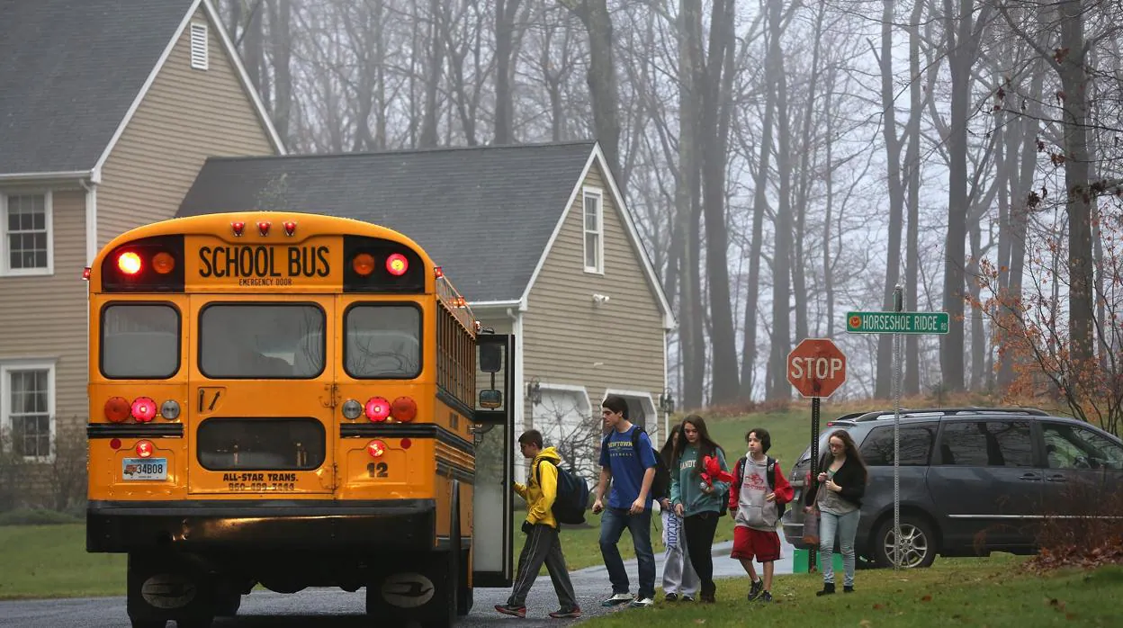 Un autobús escolar recoge a los niños en Estados Unidos