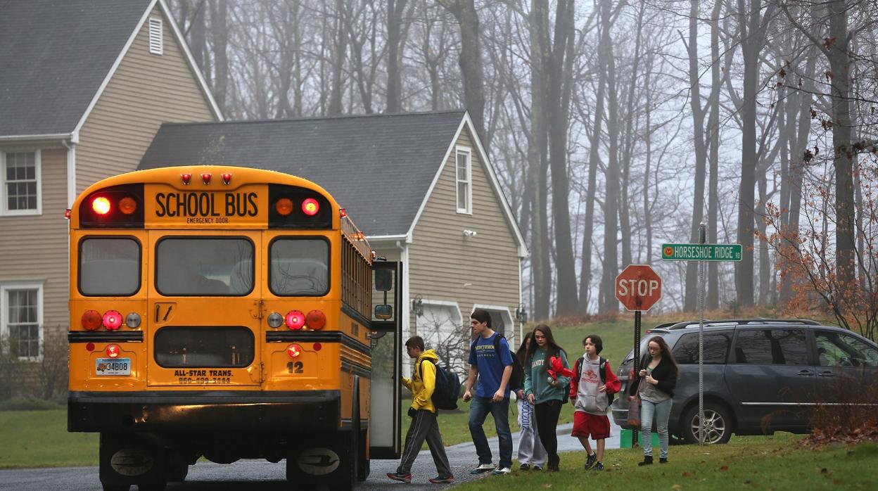 Un autobús escolar recoge a los niños en Estados Unidos