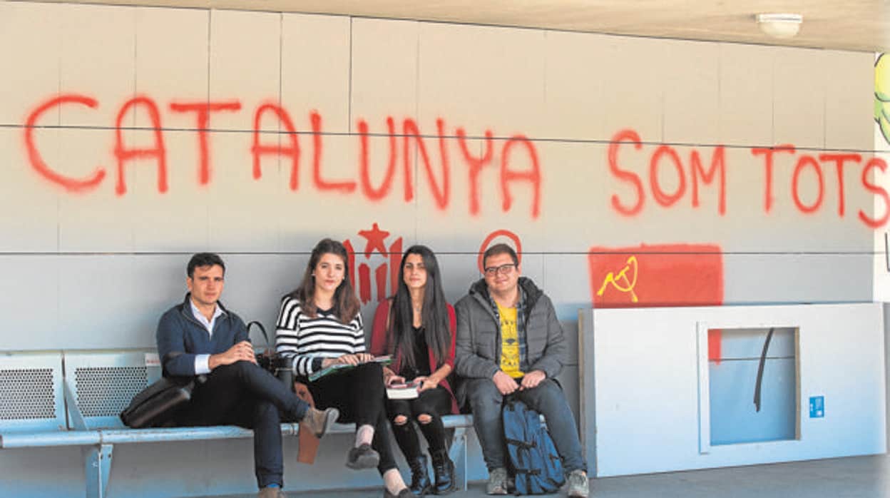 Andrea Haro (segunda, izquierda), miembro de la «resistencia antiindependentista» con sus compañeros de la Universidad Politécnica de Barcelona