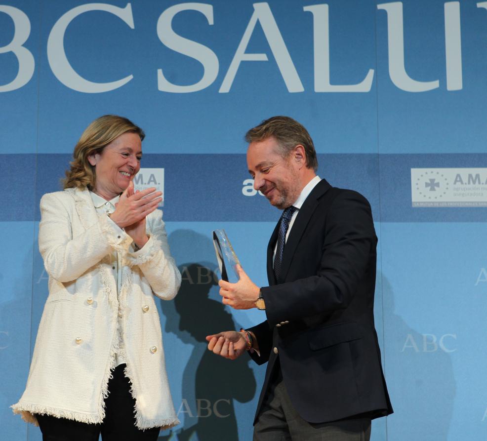 Catalina Luca de Tena con Lorenzo Cooklin de la Fundación Mutua Madrileña. 