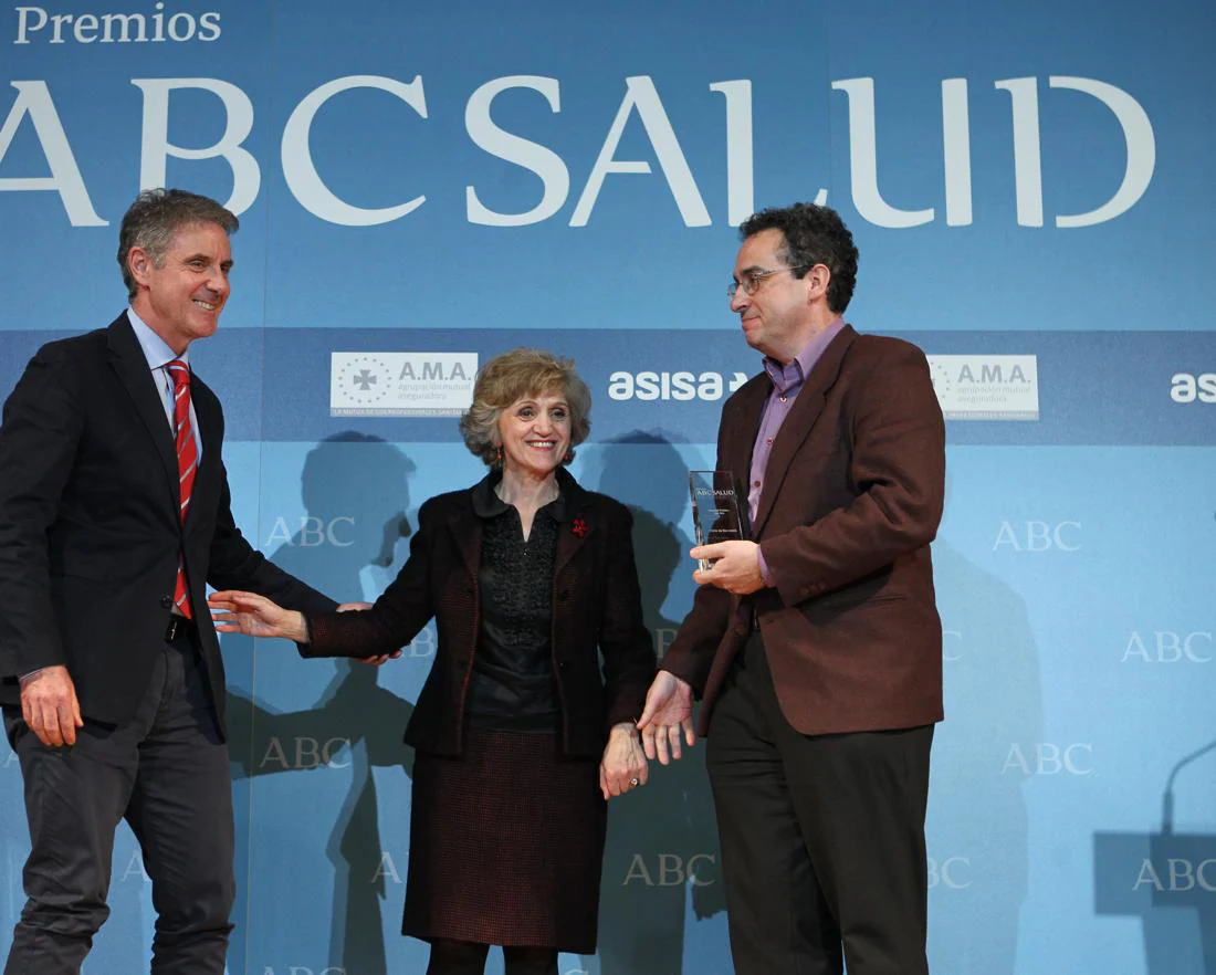 La ministra de Sanidad junto a Álvaro Urbano Ispizúa y Juan Manel, del Hospital Clínic de Barcelona. 