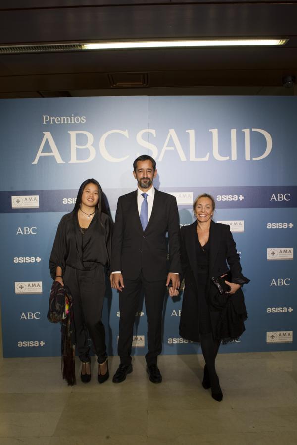 El cirujano Pedro Cavados con su hija y su pareja. 