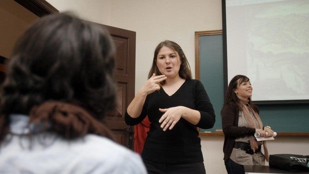 Los intérpretes de signos y los asesores sordos estallan por el «maltrato» a un servicio fundamental