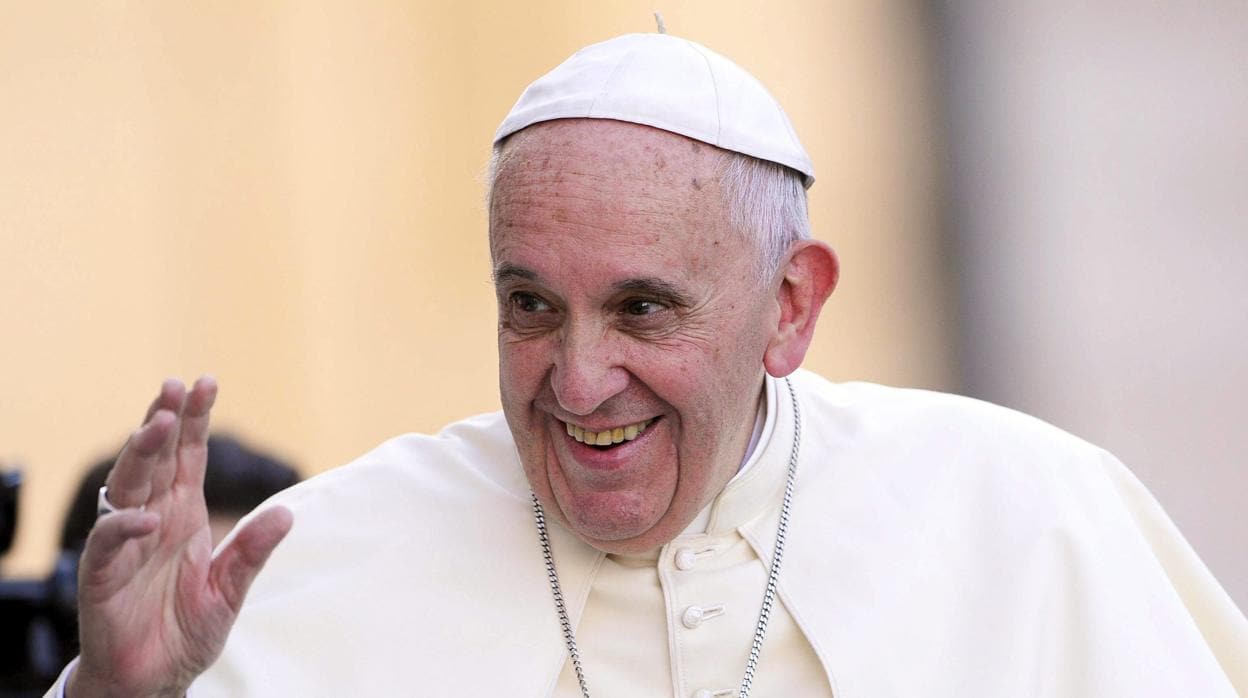 El papa Francisco saluda a su llegada al encuentro con miles de monaguillos en la Plaza de San Pedro en el Vaticano hoy 4 de agosto de 2015