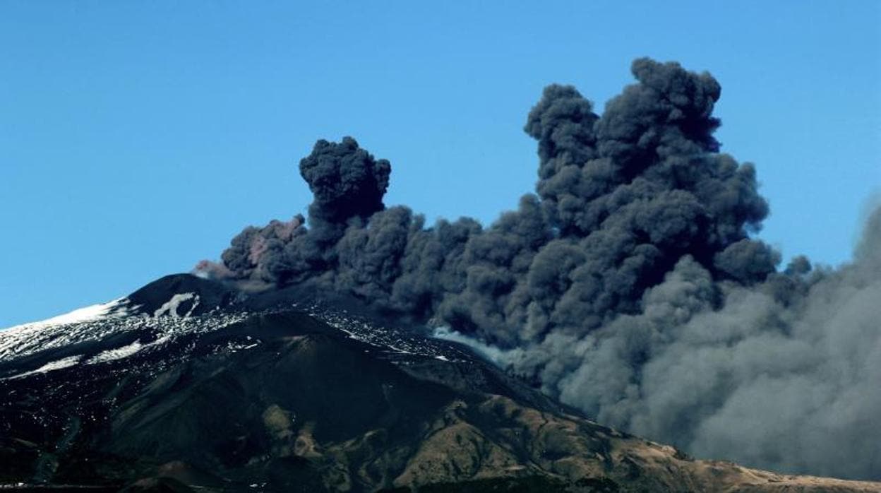 «El Etna está cargado de energía y no se descarta una erupción a baja cota, que son las peligrosas»