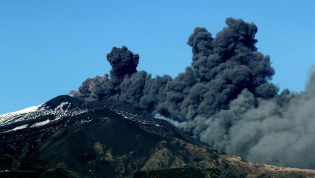 «El Etna está cargado de energía y no se descarta una erupción a baja cota, que son las peligrosas»