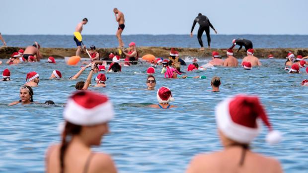 Los canarios despiden el año 2018 en el mar ataviados con un gorro de Papá Noel