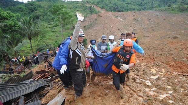 Al menos 31 muertos en Indonesia por una avalancha de tierra