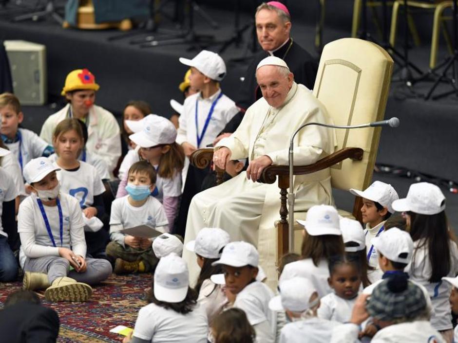El Papa junto a un grupo de niños enfermos en el aula Pablo VI