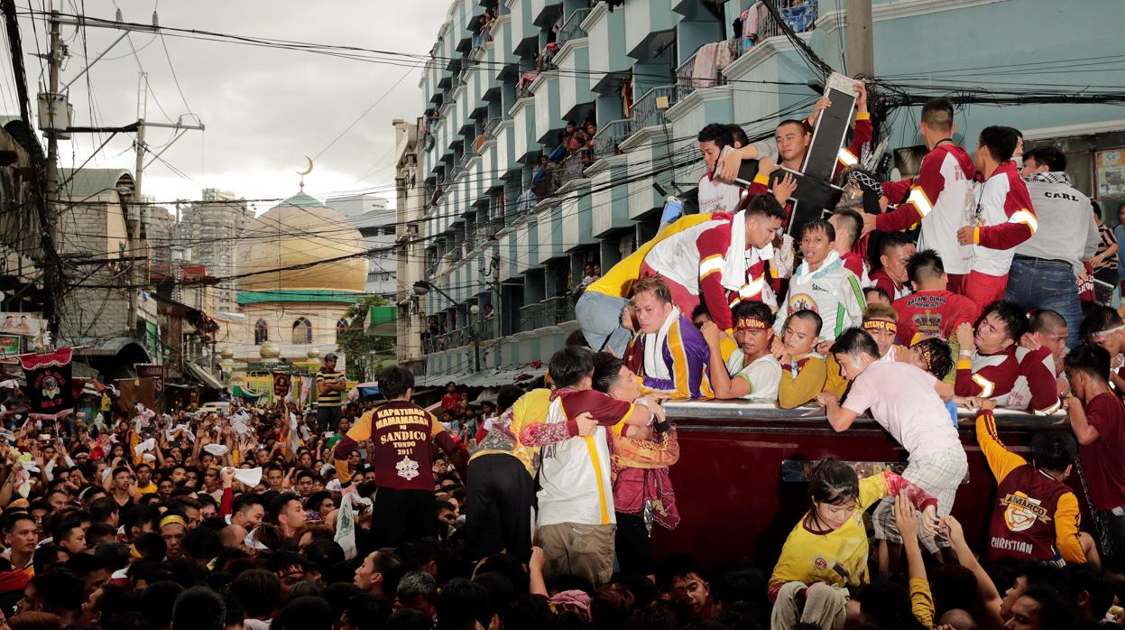 Miles de personas participan en la procesión del Nazareno Negro por el casco antiguo de Manila