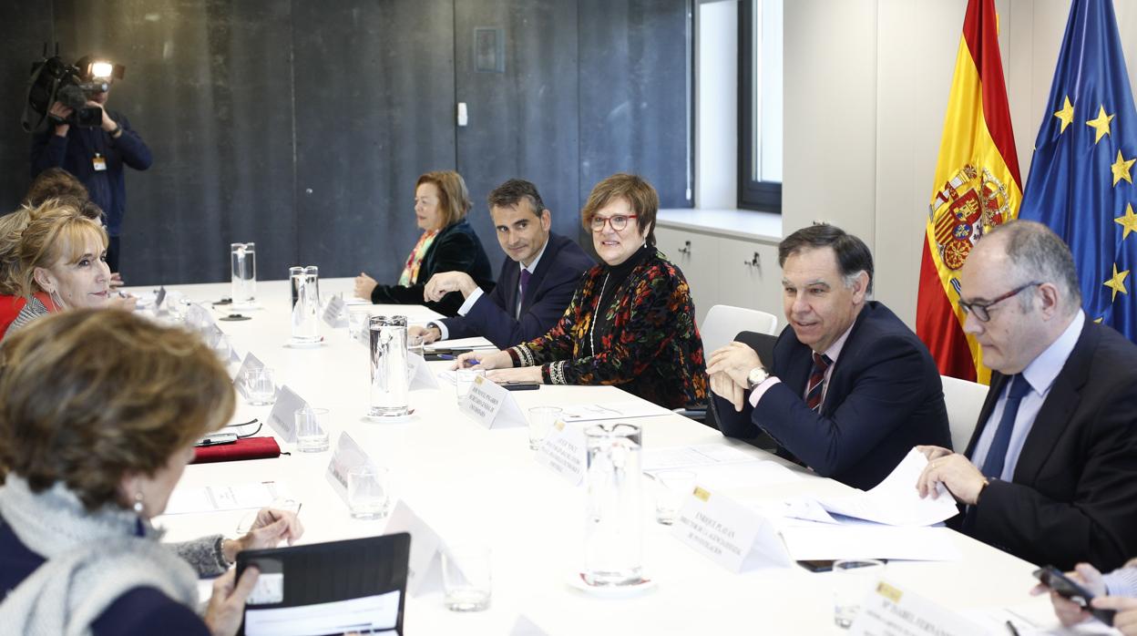 En el centro, Ángeles Heras, secretaria de Estado de Universidades, Investigación, Desarrollo e Innovación y presidenta del Observatorio «Mujeres, Ciencia e Innovación» que se ha constituido este jueves