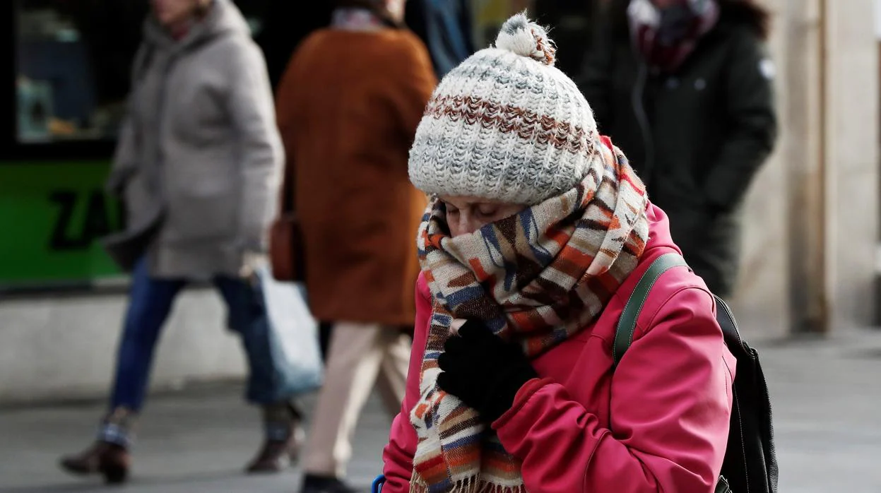 Una mujer se protege del frío en Pamplona, este jueves