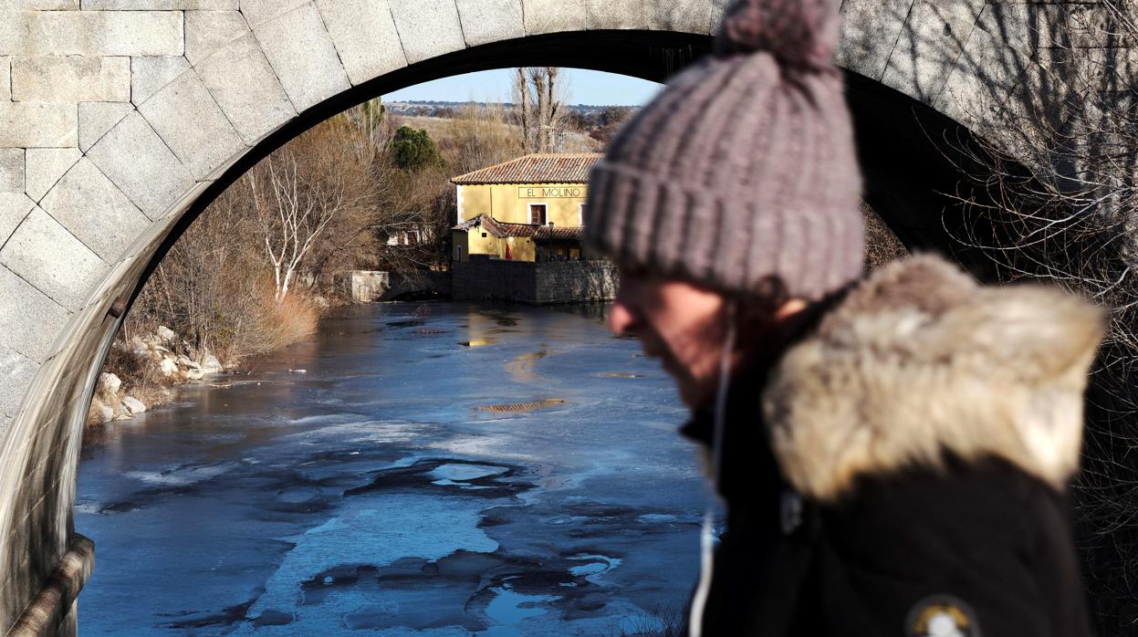 Río Adaja a su paso por Ávila con varias zonas heladas debido a las bajas temperaturas registradas