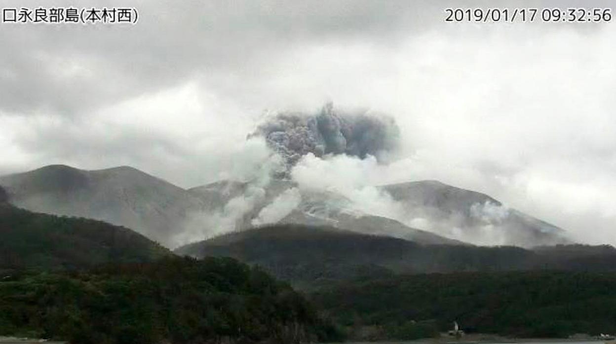Fotografía cedida por la Agencia Meteorológica de Japón de una imagen captada por una cámara de vigilancia de una erupción volcánica en la isla Kuchinoerabu, al sur de Japón