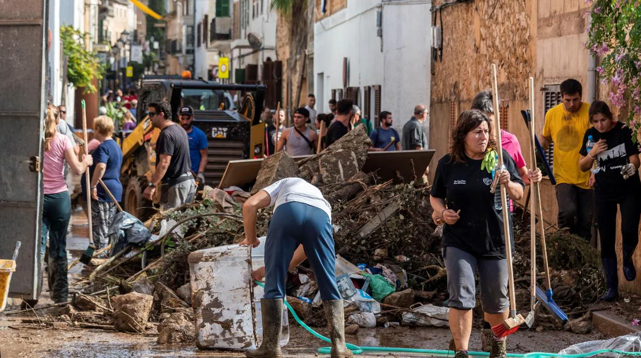 Labores de limpieza en Sant Llorenç tras la riada que se cobró la vida de 13 personas