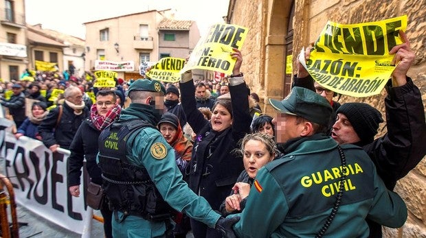 Abuchean a Teresa Ribera en Teruel: «Señora ministra, dé la cara»