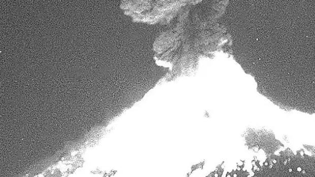 El volcán Popocatépetl de México escupe una columa de cenizas de más de 4 kilómetros de altura