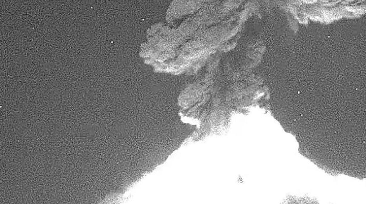 El volcán Popocatépetl de México escupe una columa de cenizas de más de 4 kilómetros de altura