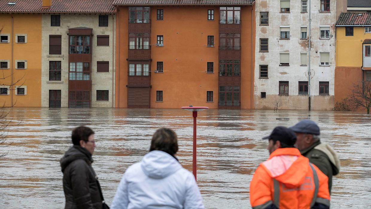 El Ebro causa desalojos de casas y la retirada de coches en Miranda (Burgos)