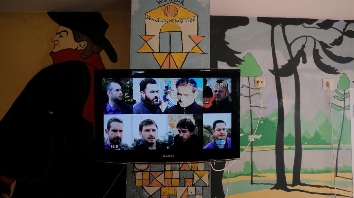 Los ocho brigadistas asturianos, en teles, retransmitidas sus caras en medio planeta