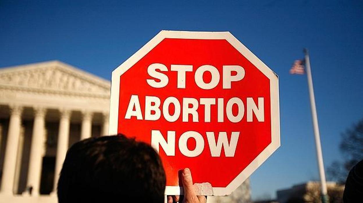 Piden la excomunión del gobernador de Nueva York por su nueva ley de aborto
