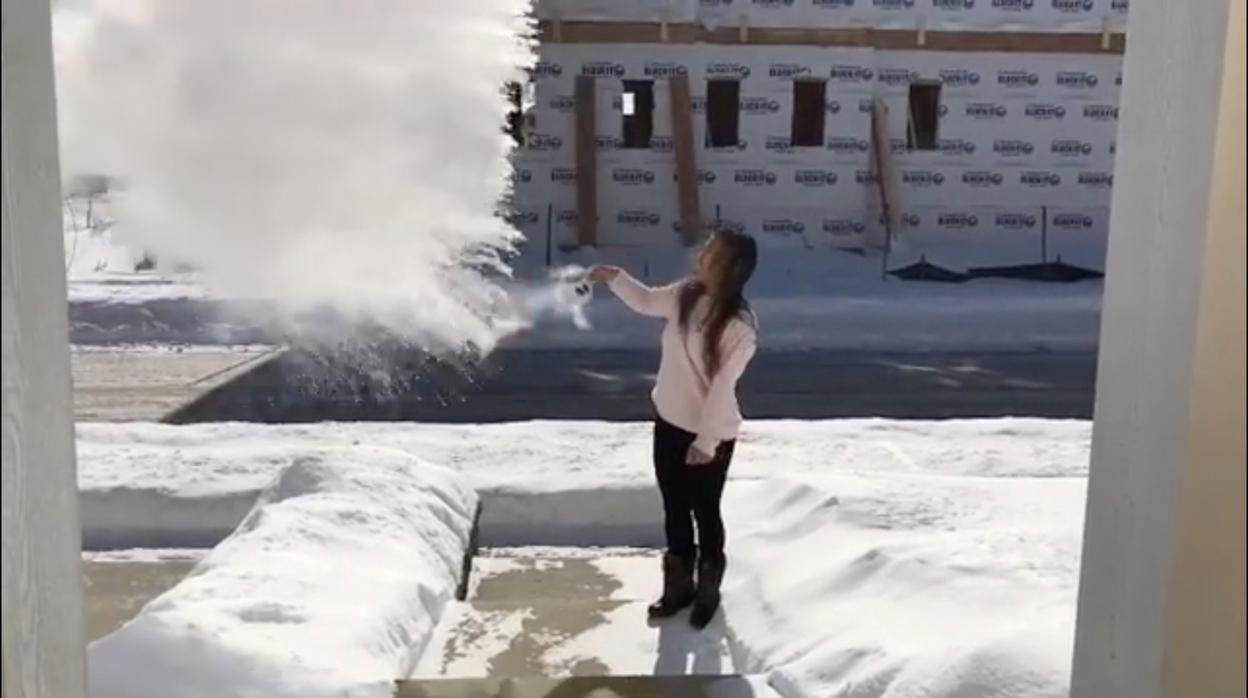 Una chica lanza agua hirviendo que se convierte en nieve en segundos