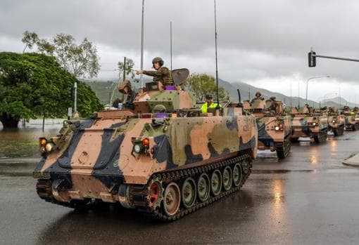 Vehículos del Ejército en Townsville ayudan a los afectados