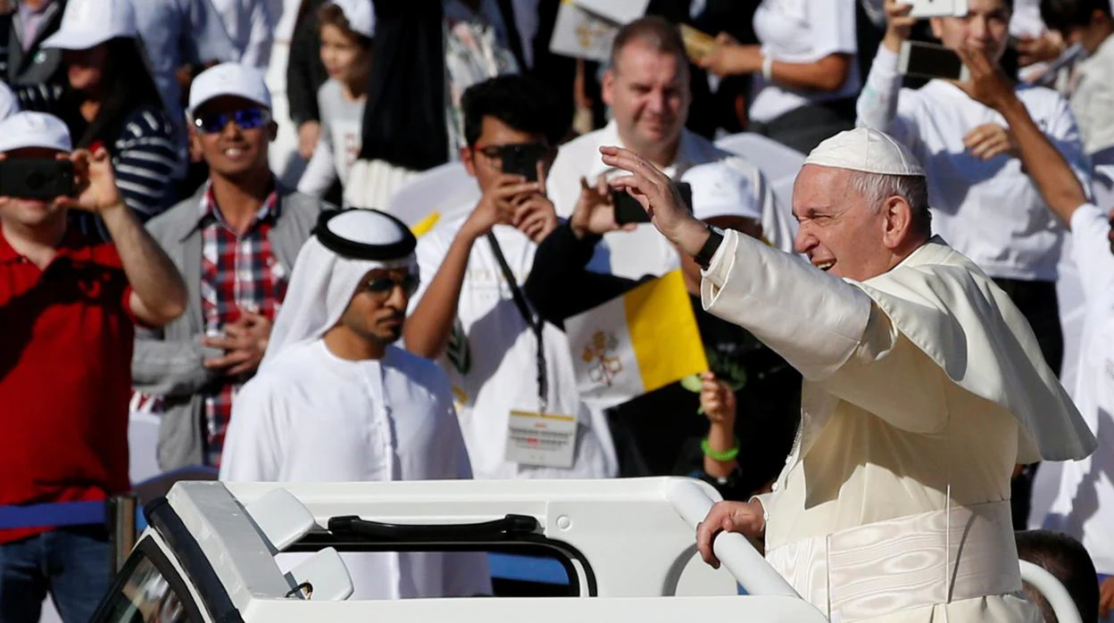 l papa Francisco saluda, este martes, a una multitud de fieles a su llegada a una misa multitudinaria en la ciudad deportiva Zayed en Abu Dabi (Emiratos Árabes Unidos)