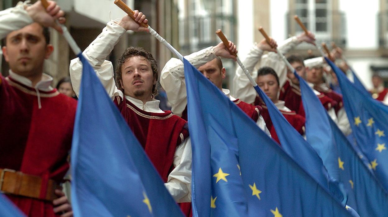 Imagen de archivo. El grupo italiano Sbandieratori e Tamburini durante su actuación con las banderas de la UE