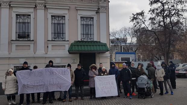 Padres por gestación subrogada en Ucrania: «Ha salido el sol en Kiev. Es un gran día»