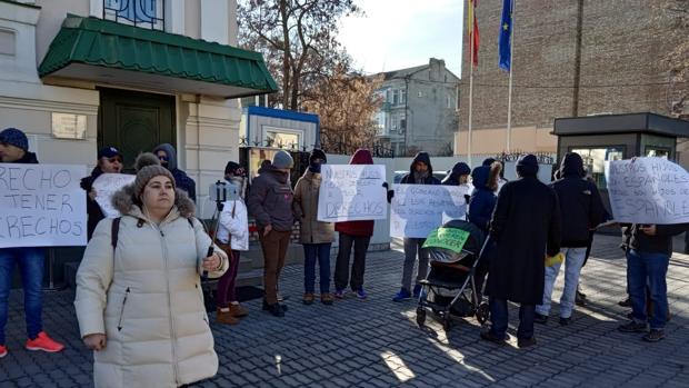 Exteriores empieza a citar a las familias atrapadas en Kiev