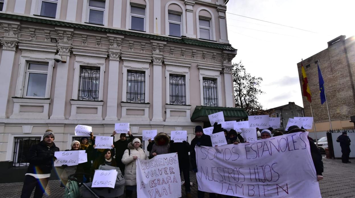 Varios españoles, frente al consulado de España en Kiev