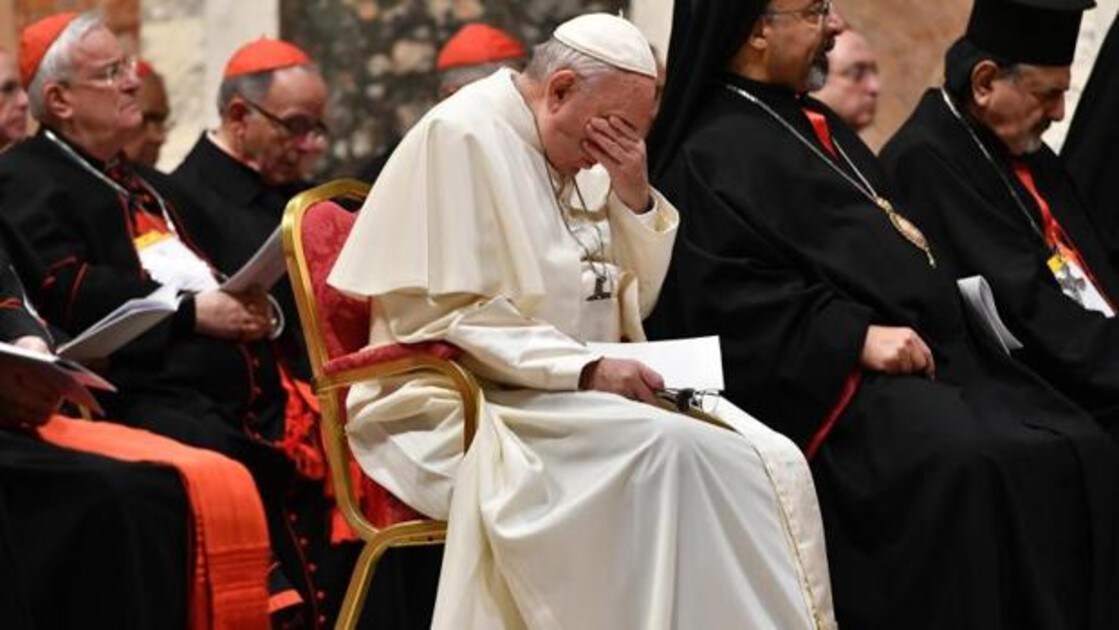 El Papa durante la plegaria penitencial en Sala Regia del Palacio Apostólico