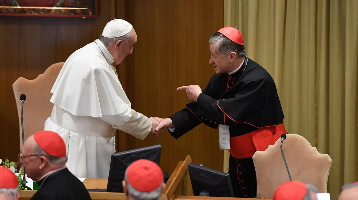 Francisco saluda al cardena arzobispo de Chicago, Blase Cupich, durante la cumbre antipederastia