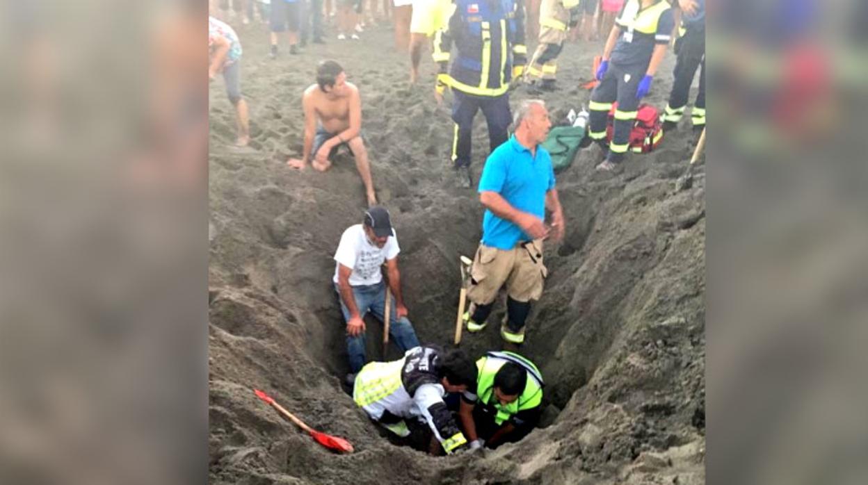 Muere un hombre que quedó sepultado mientras construía con su hijo un túnel de arena en la playa